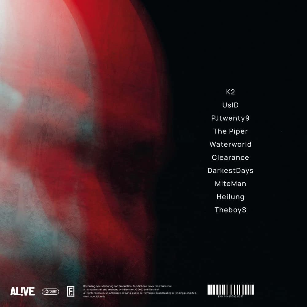Albumcover mit einer Titelliste. Der Hintergrund hat rote und violette Farben.