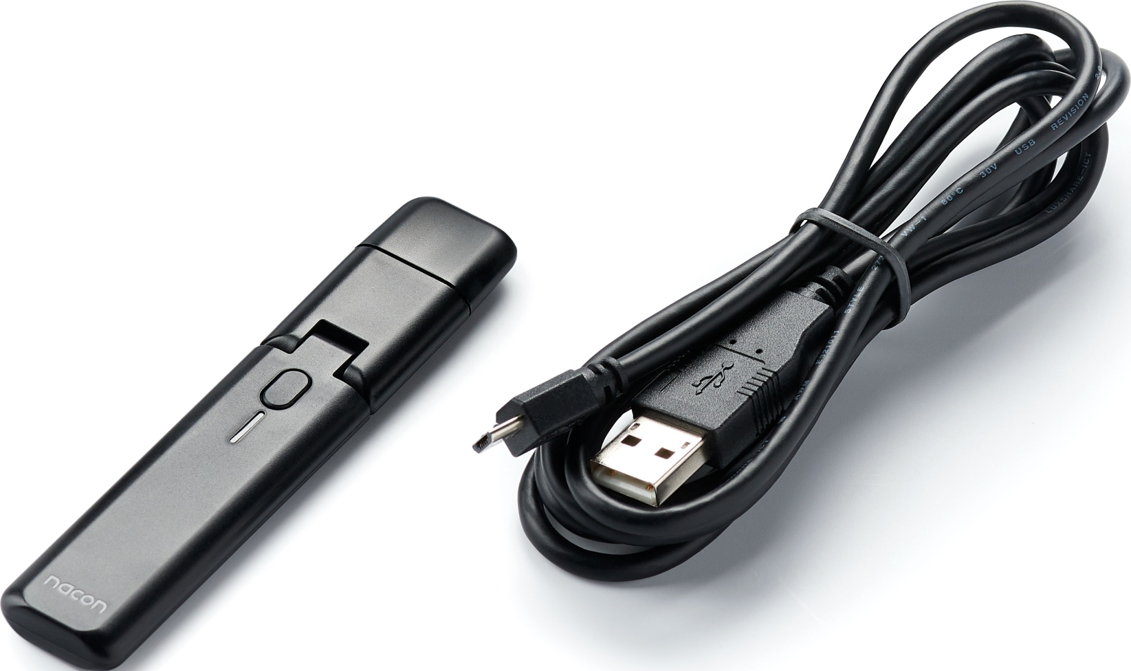 Ein schwarzer Präsentations-Clicker und ein USB-Kabel.