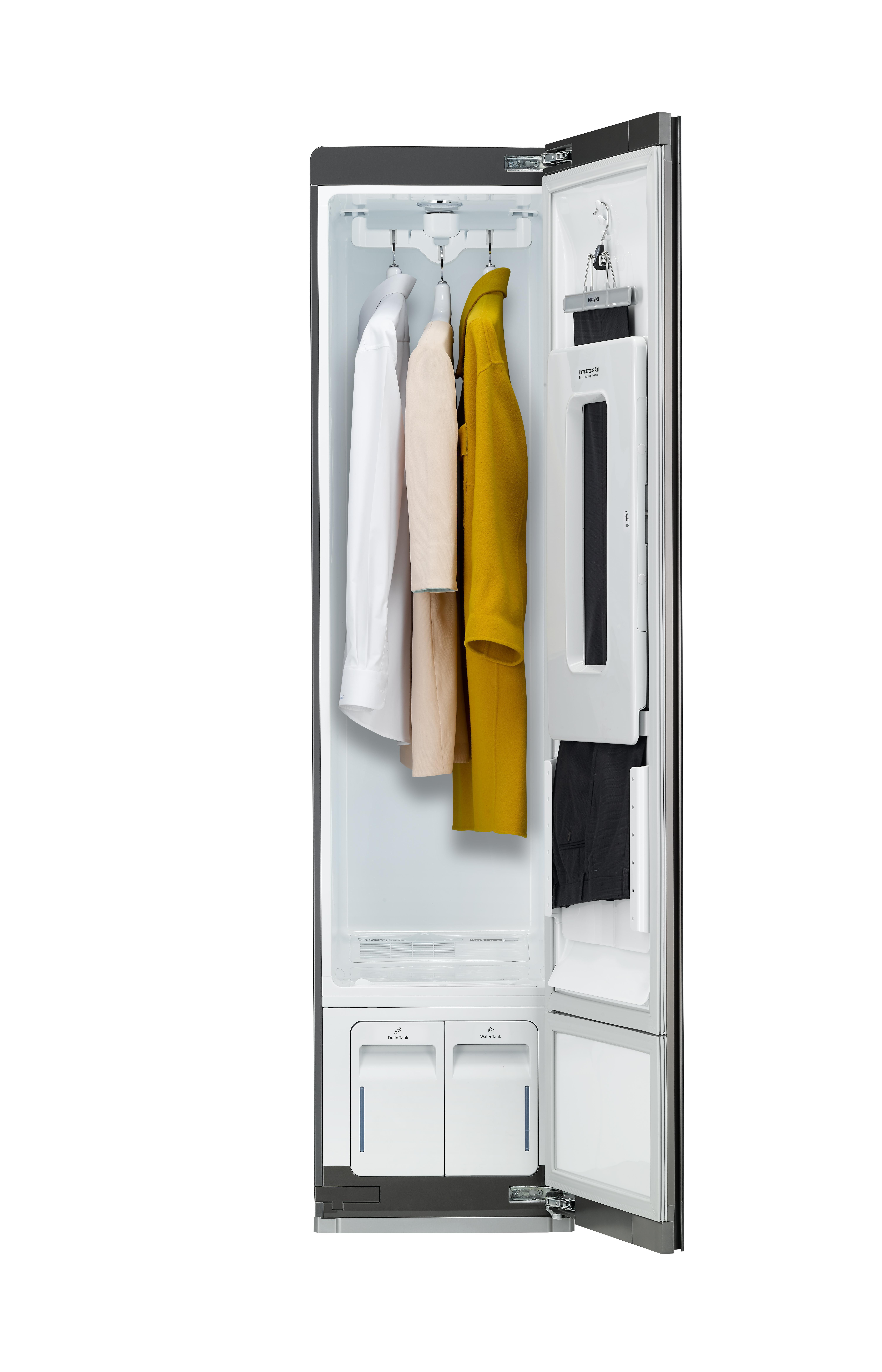 Ein offener Kleiderschrank mit darin hängender Kleidung. Weiße, beige und gelbe Mäntel sind sichtbar.