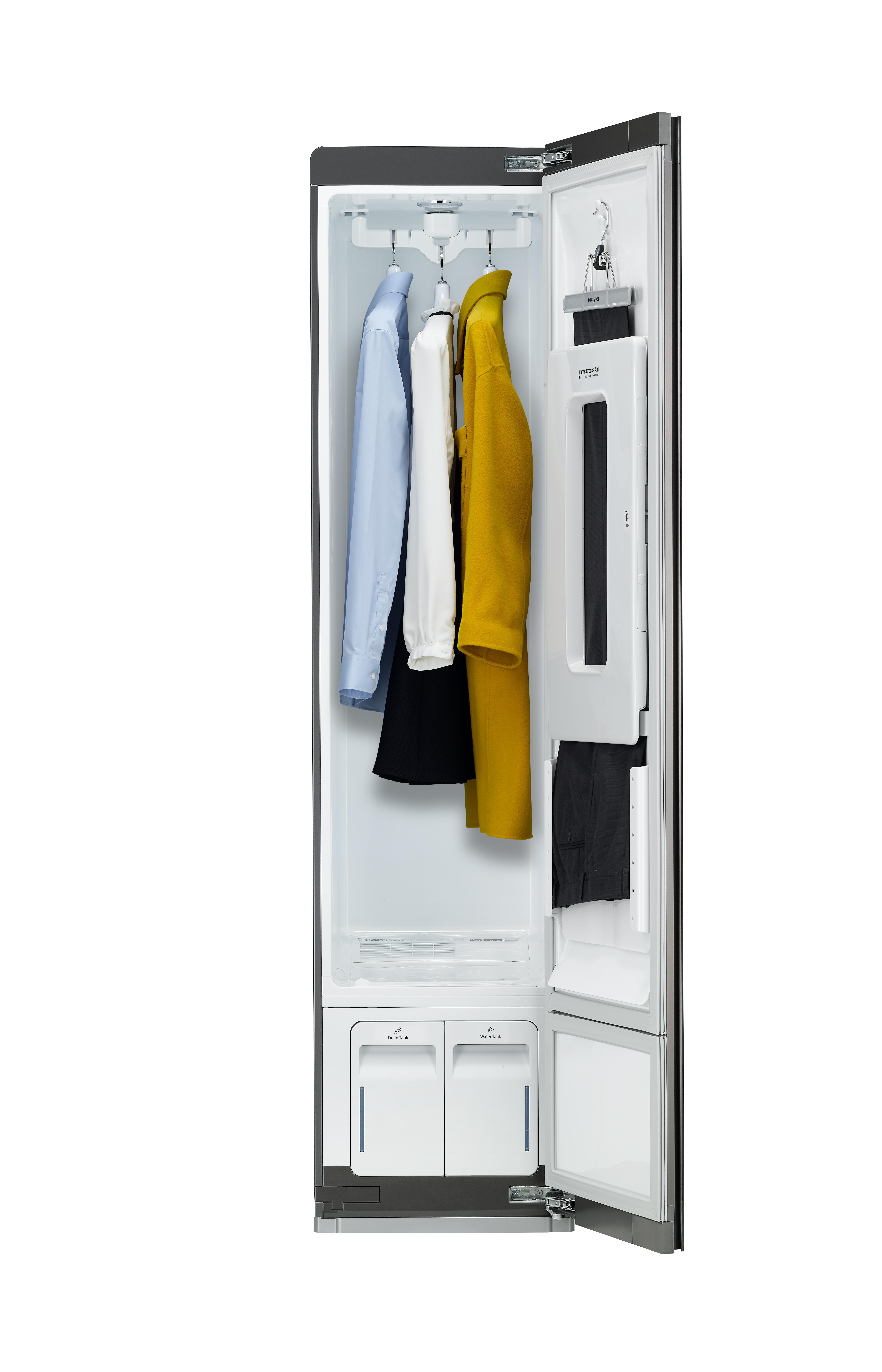 Kleiderschrank mit hängender Kleidung. Geöffnete Tür mit Hemden, Jacke und Hose.