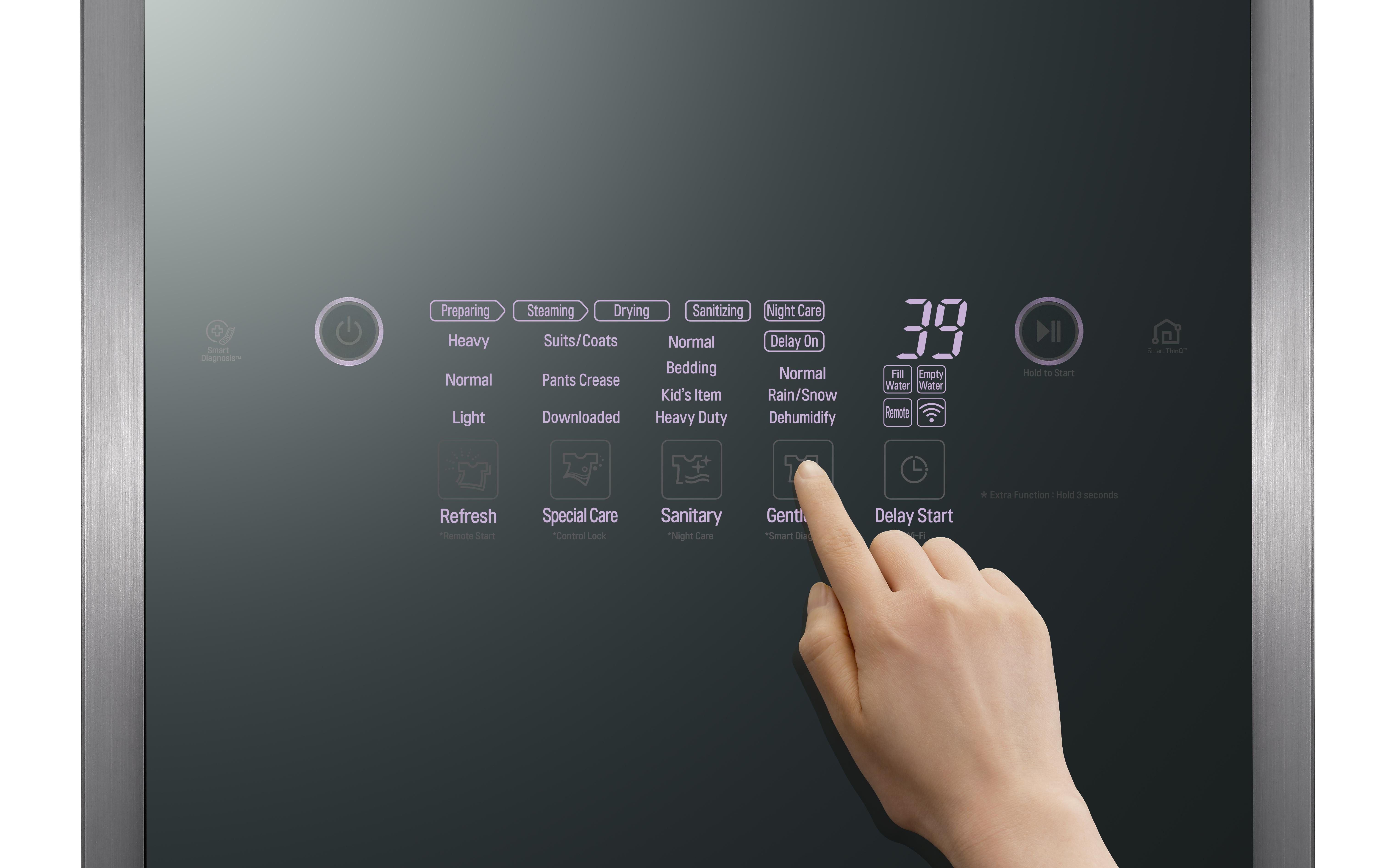 Hand berührt Touchscreen mit Wäscheoptionen.
