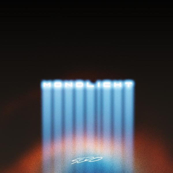 Albumcover mit dem Wort 'MONOLIGHT' in hellblau über einem blauen Lichtstrahl und schwarzem Hintergrund.