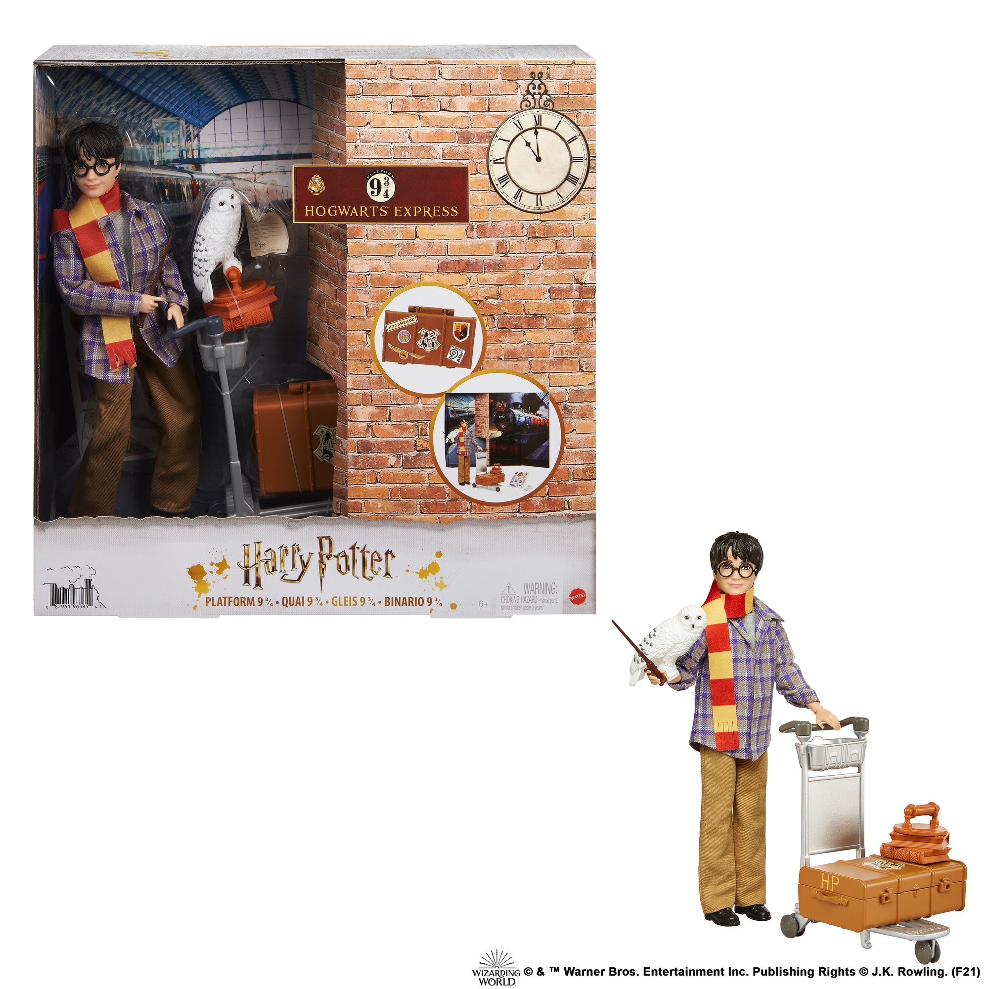 Harry Potter Spielzeugpuppe in einer Kulisse von Bahnsteig 9 3/4 mit Wagen, Eule und Gepäck. Zusätzliche Puppe wird gezeigt.
