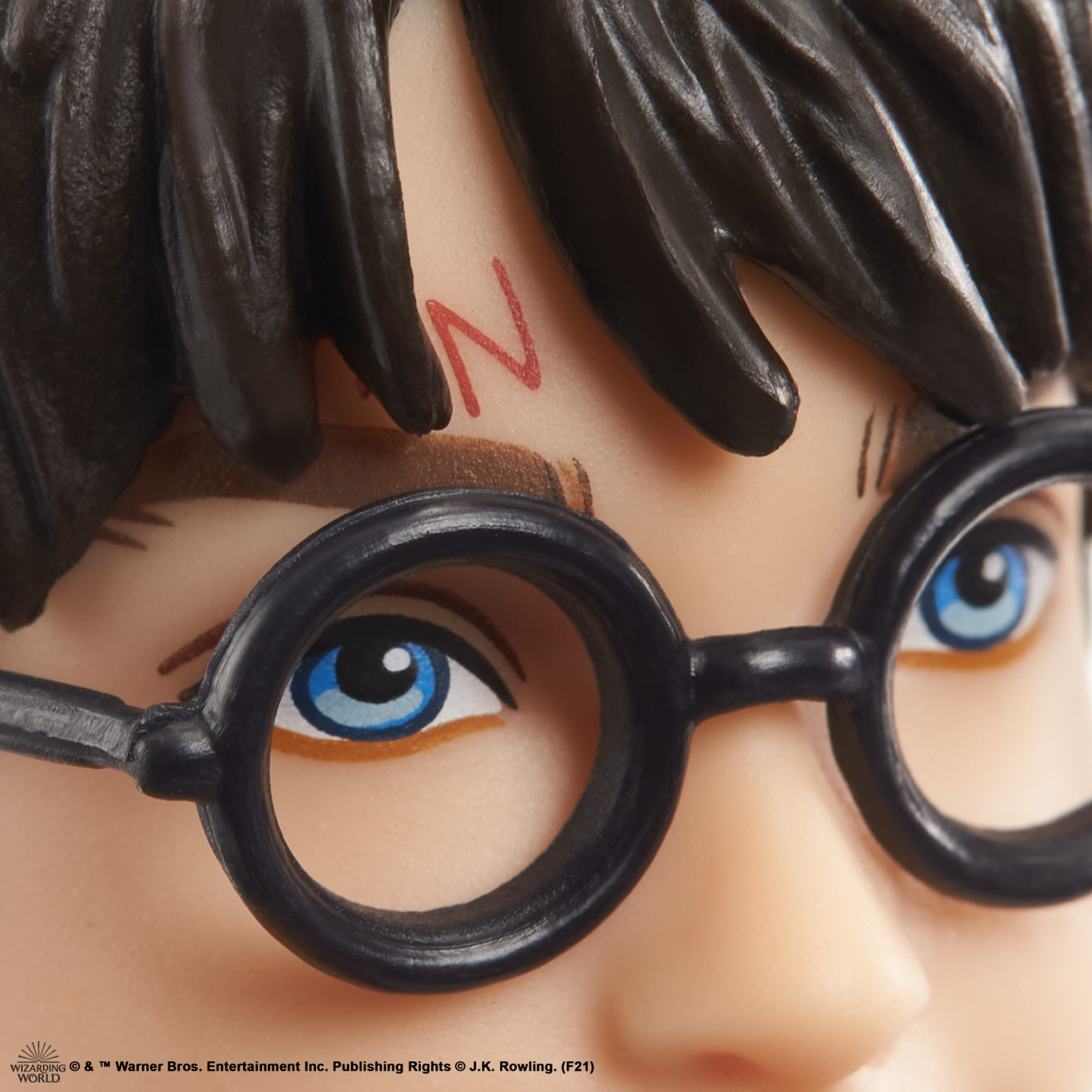 Nahaufnahme von Harry Potters Gesicht mit Brille und Narbe. Seine Augen sind blau.