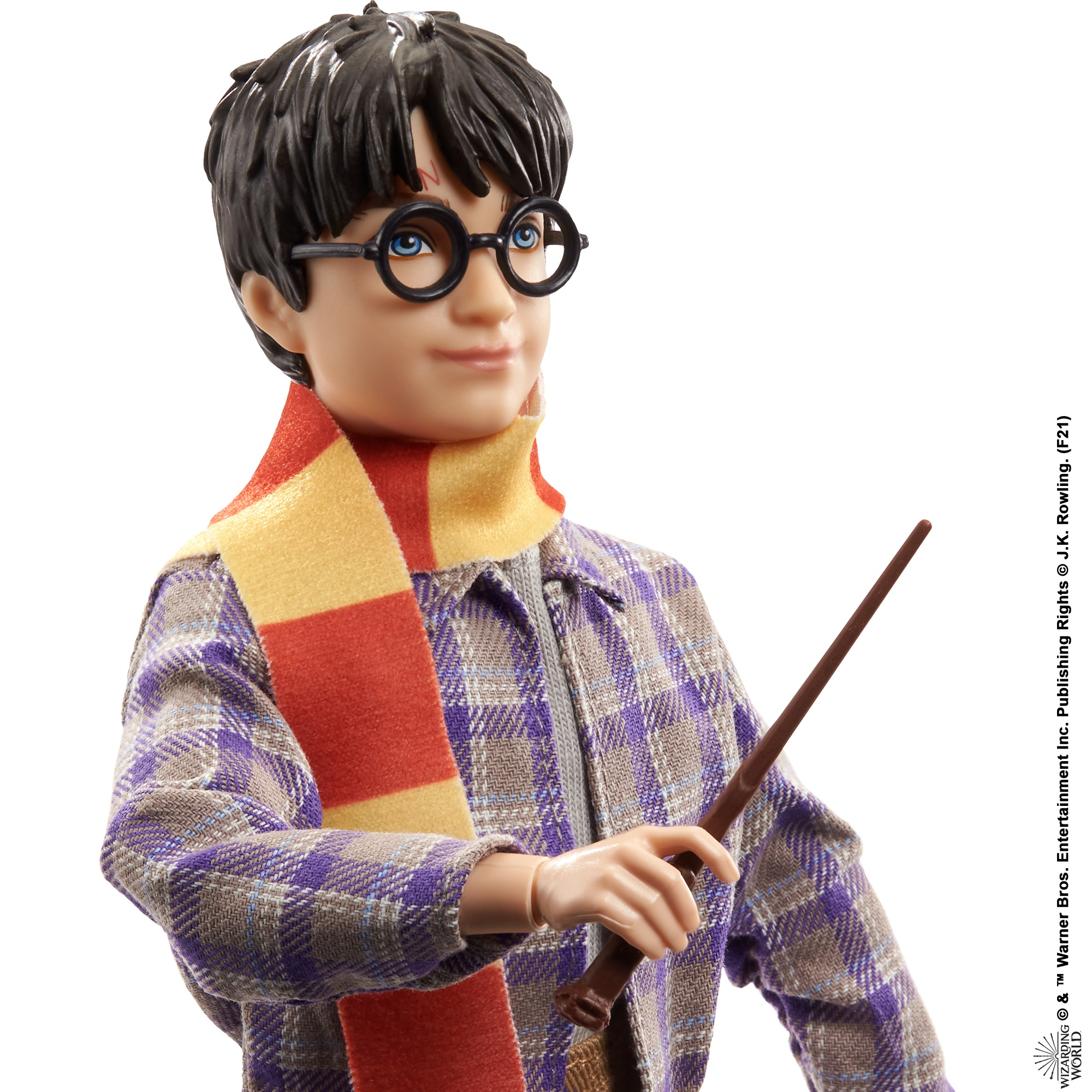 Harry Potter-Puppe mit Brille und Zauberstab. Er trägt einen Schal, ein kariertes Hemd und hält einen Zauberstab.