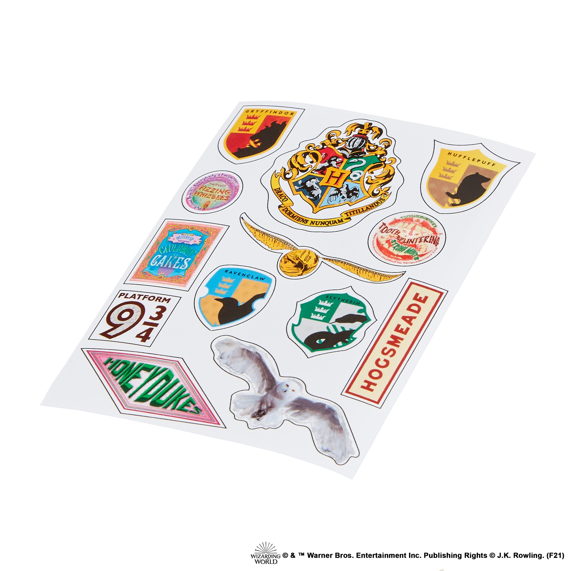 Bogen mit Harry Potter Aufklebern mit verschiedenen Hauswappen und Logos.