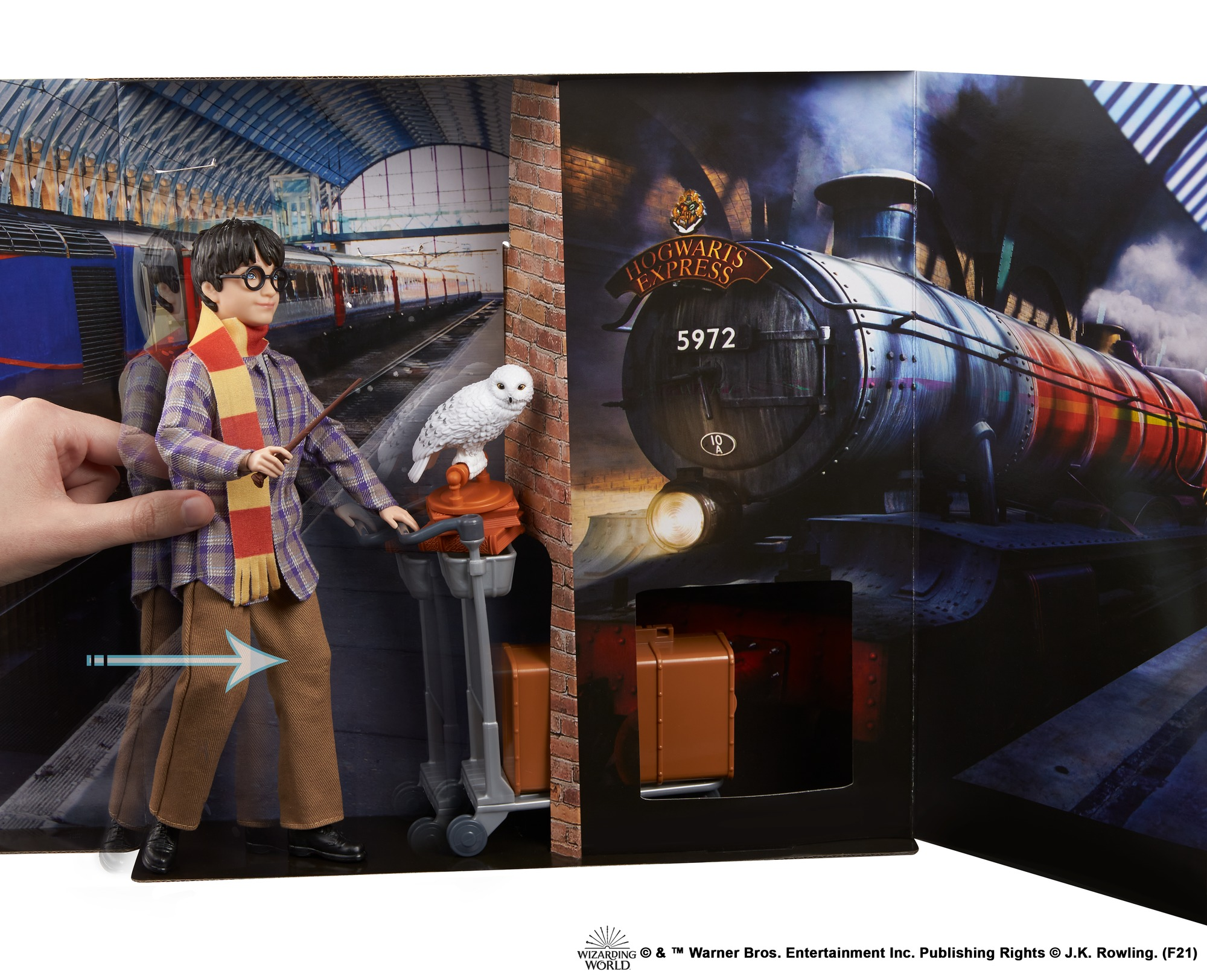 Harry-Potter-Spielzeug mit Zugset-Hintergrund, einschließlich Puppe und Schneeeule.