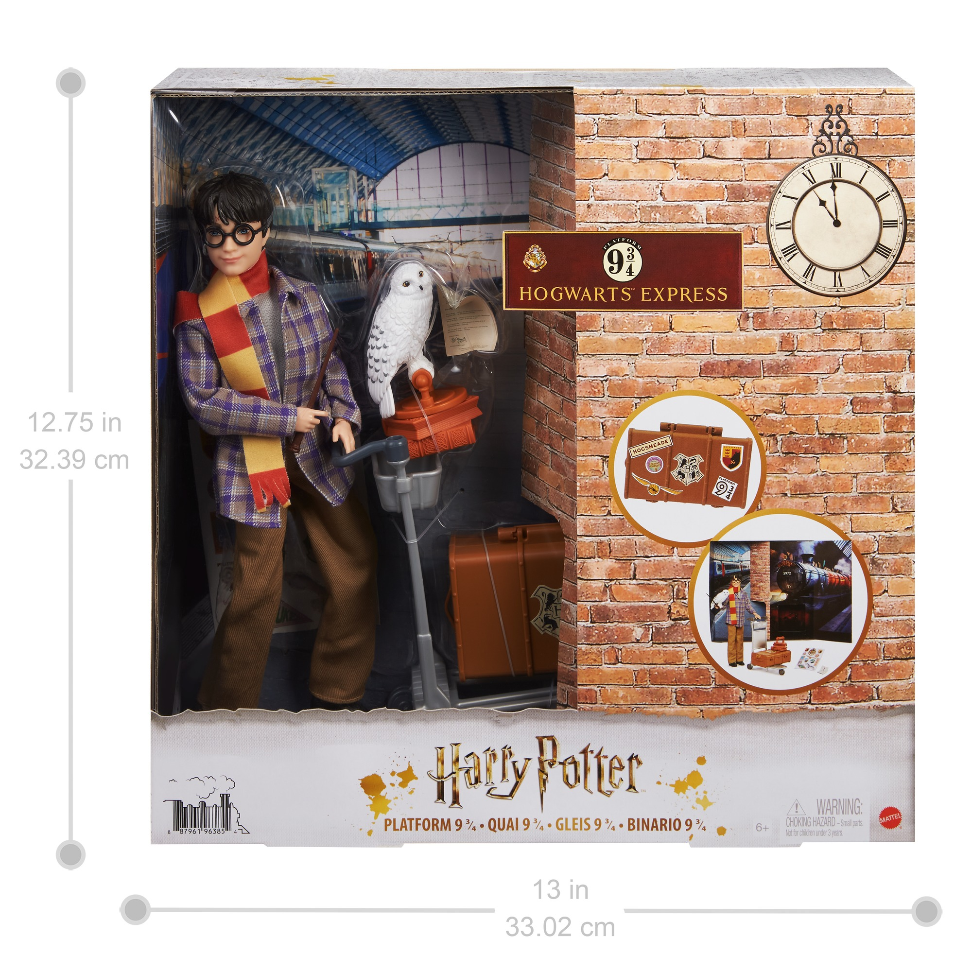 Harry Potter Puppe in einer Displaybox. Die Box zeigt Bilder von Backsteinmauer und Bahnhof.