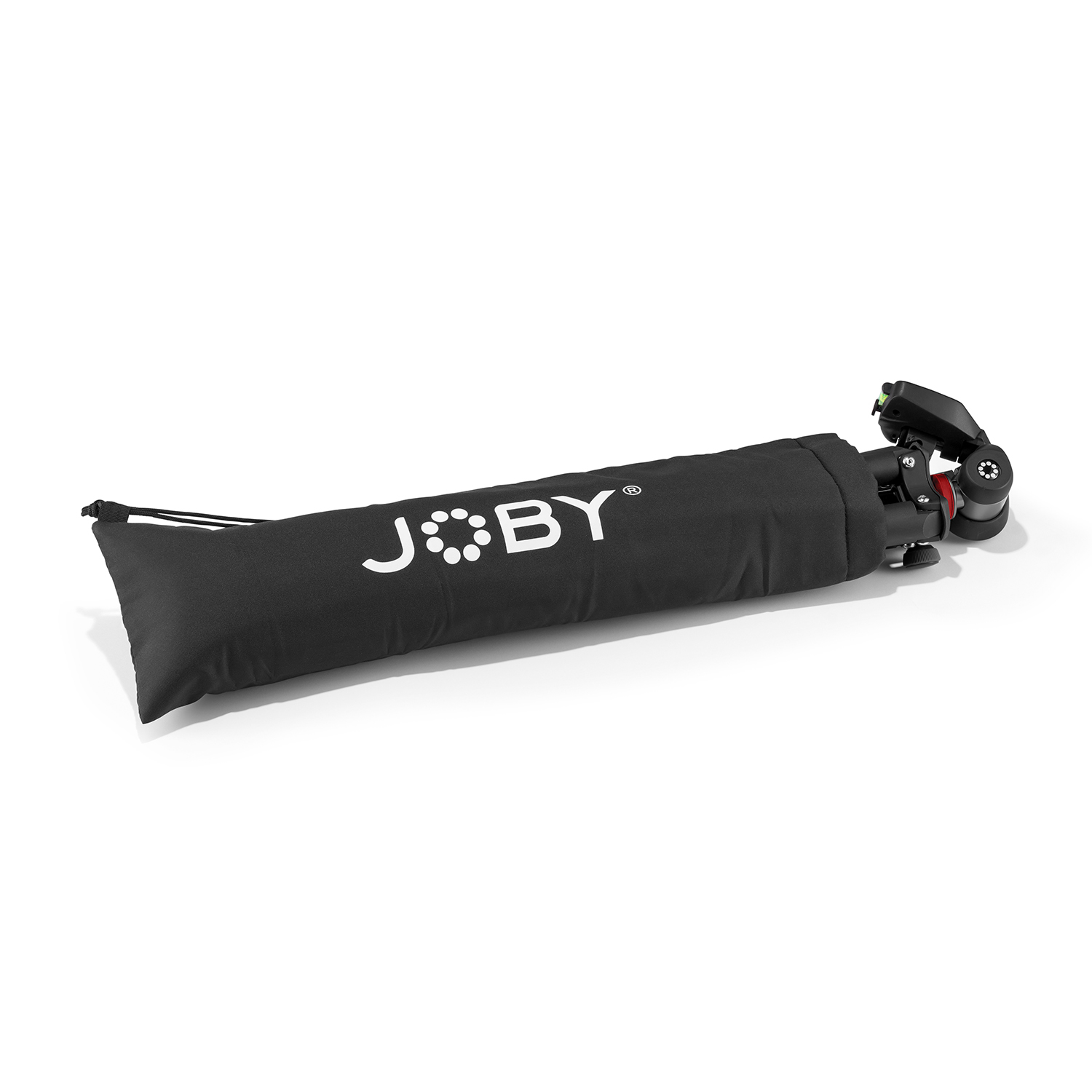 Un treppiede nero è in una borsa nera con il logo Joby. Il treppiede è parzialmente fuori.