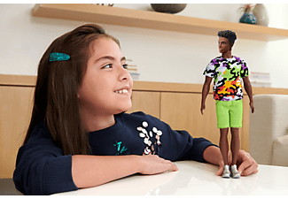 BARBIE Ken Fashionistas Puppe, athletisch, schwarzes lockiges Haar, buntes Shirt, grüne Shorts, Turnschuhe Spielzeugpuppe Mehrfarbig