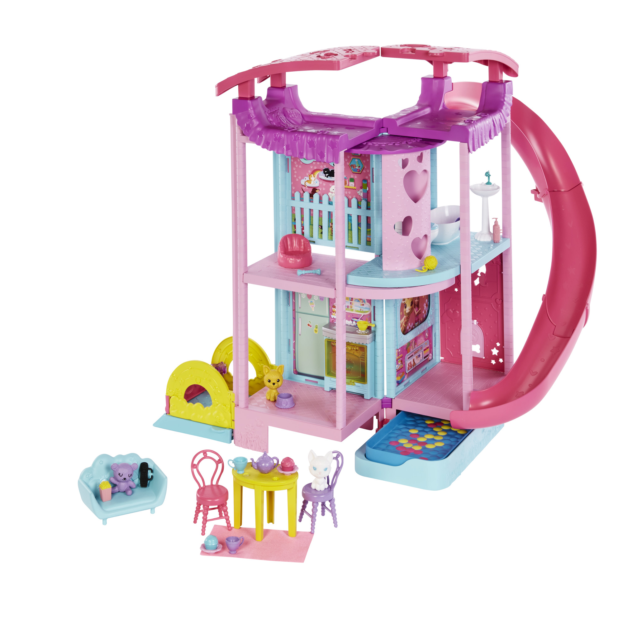 Ein Puppenhaus mit Rutsche, Puppen und Möbeln, ein rosa und blaues Haus.