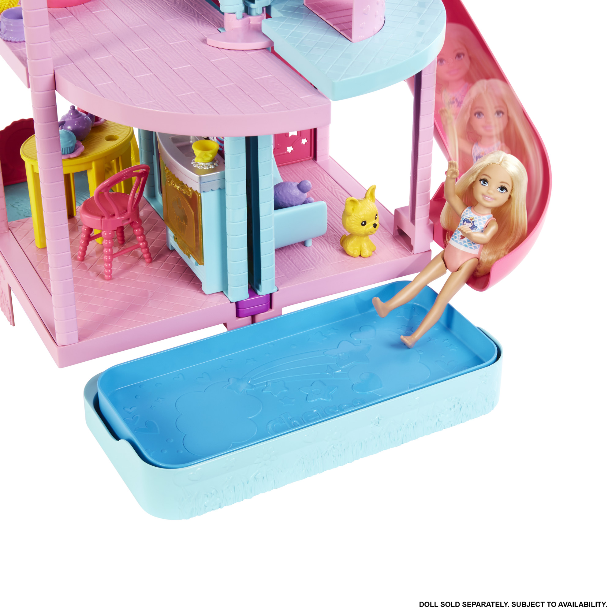 Rosa Barbie-Puppenhaus mit Rutsche, Pool und rutschender Barbie-Puppe. Gelbes Hundespielzeug vorhanden.