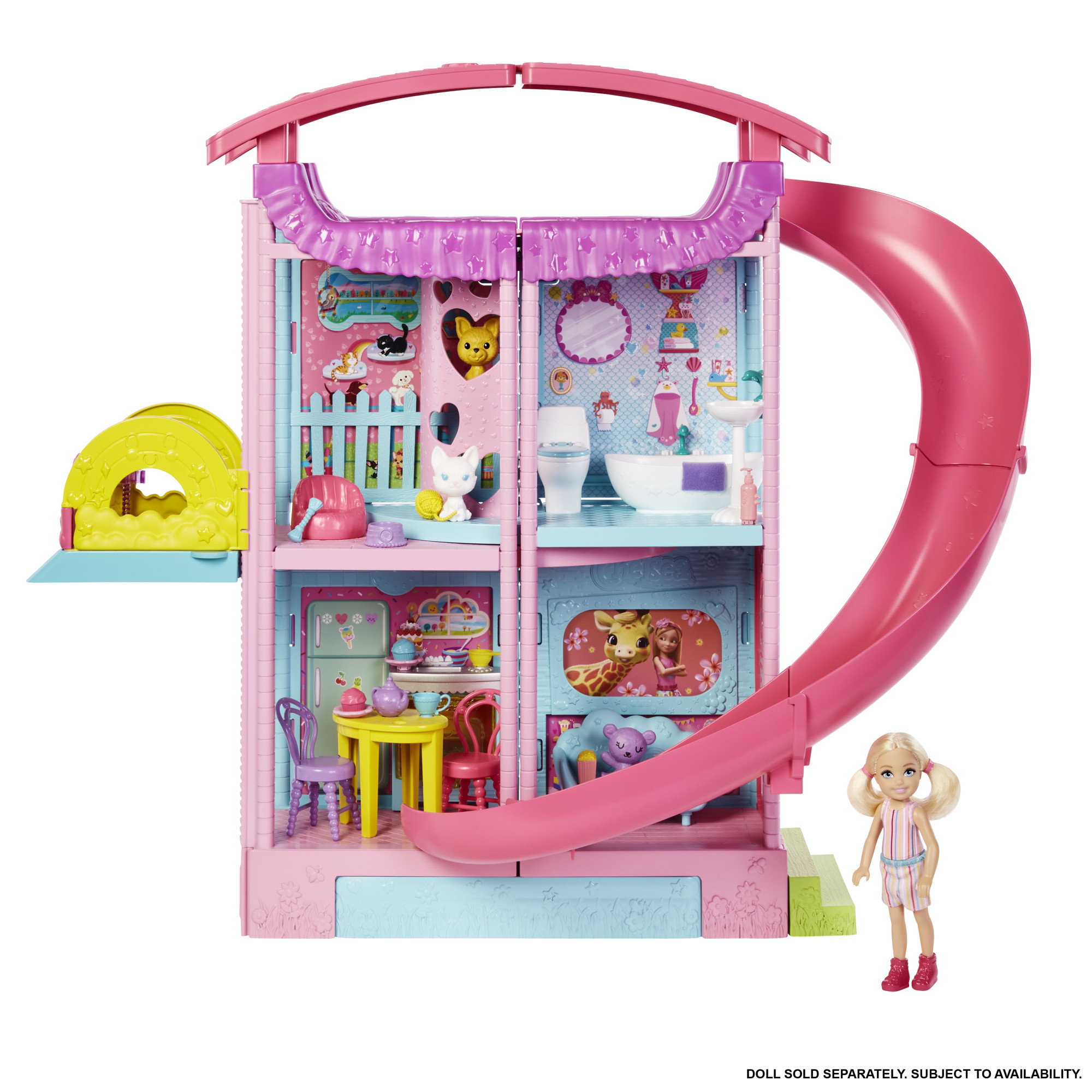 Ein rosa Puppenhaus mit Rutsche und einem gelben Spielplatz. Eine Puppe steht daneben.