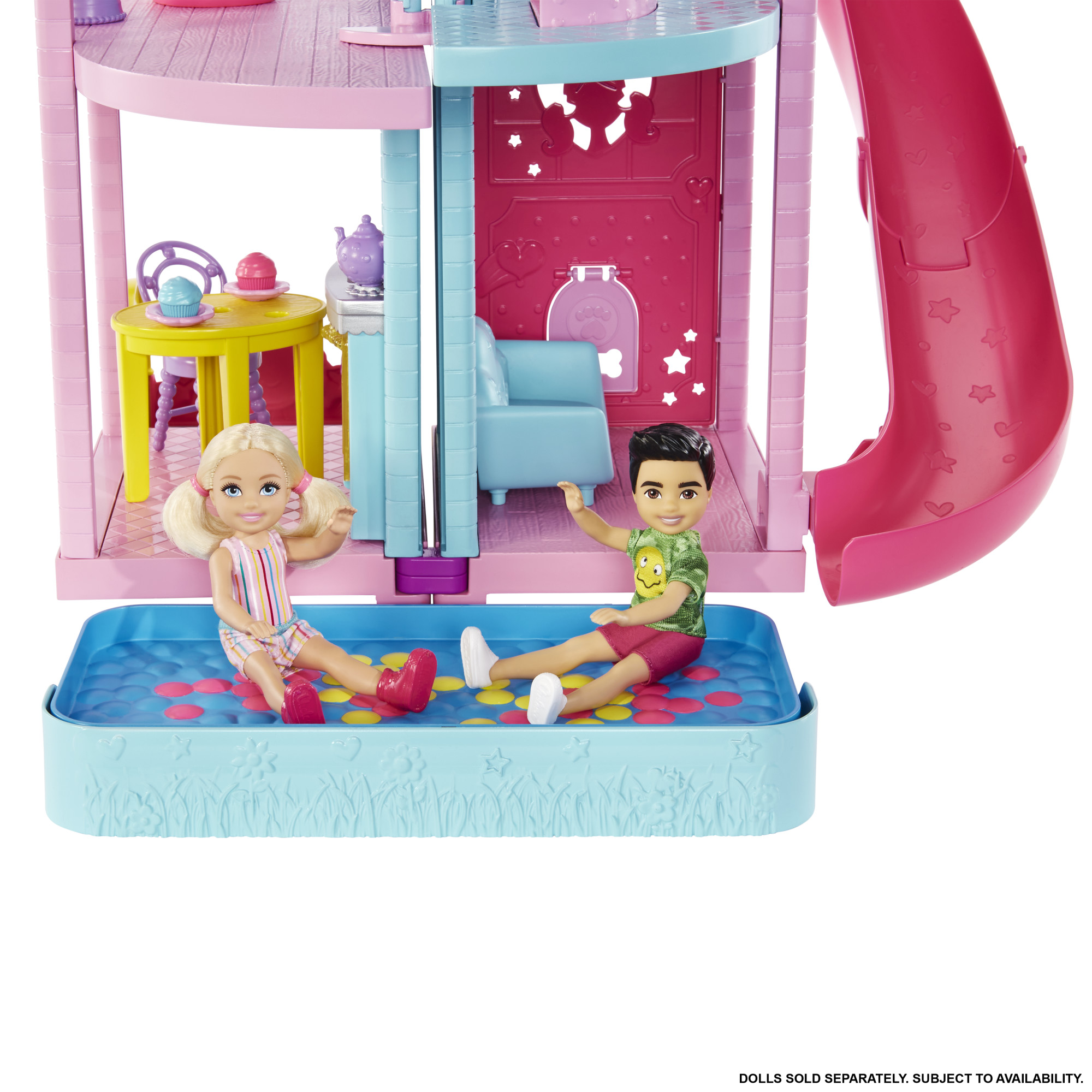 Puppenhaus mit Rutsche. Puppen sitzen in einem Pool, andere an einem Tisch. Rosa und blau.