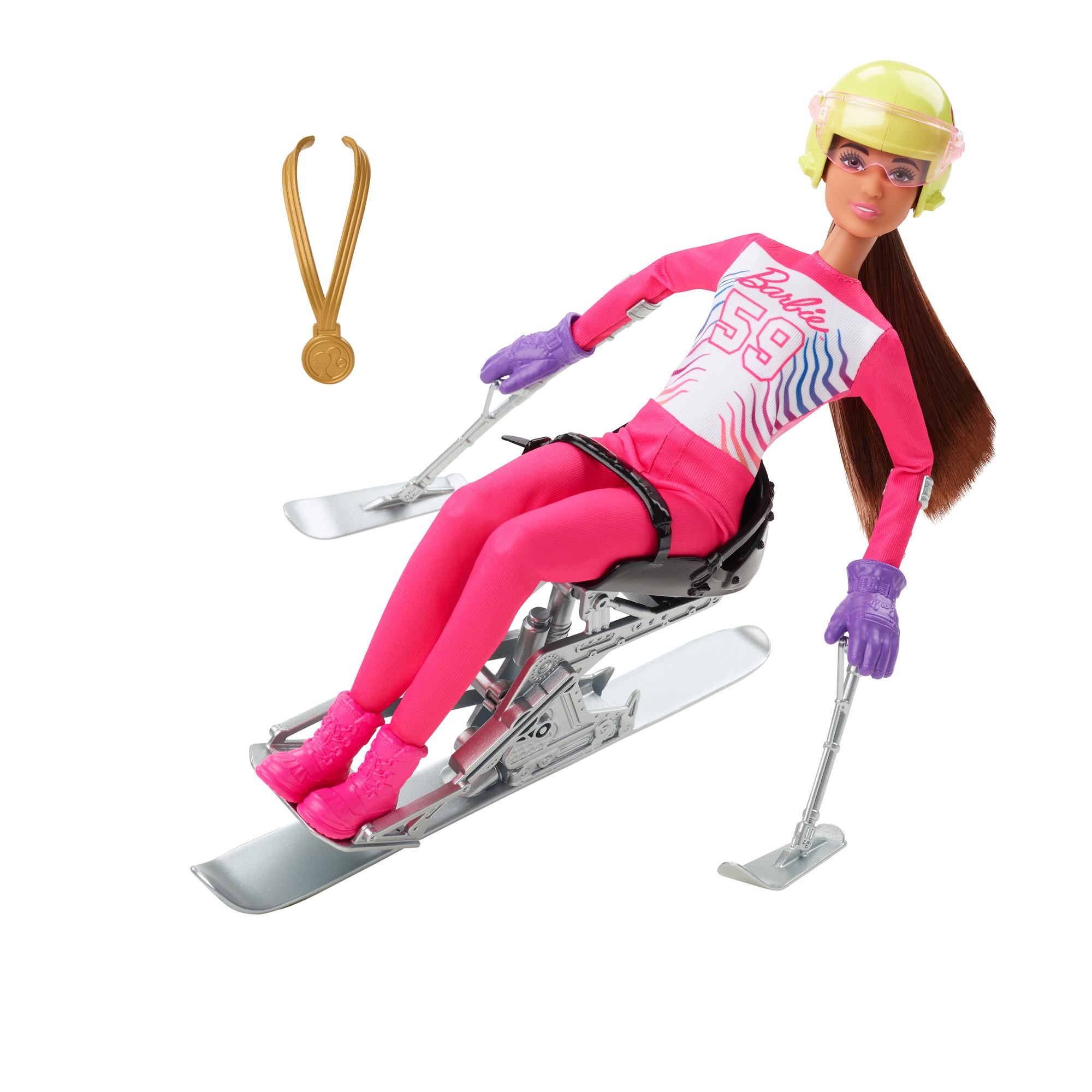 Barbie-Puppe beim Skifahren. Sie trägt pinkes Outfit, gelben Helm, Ski und Stöcke.