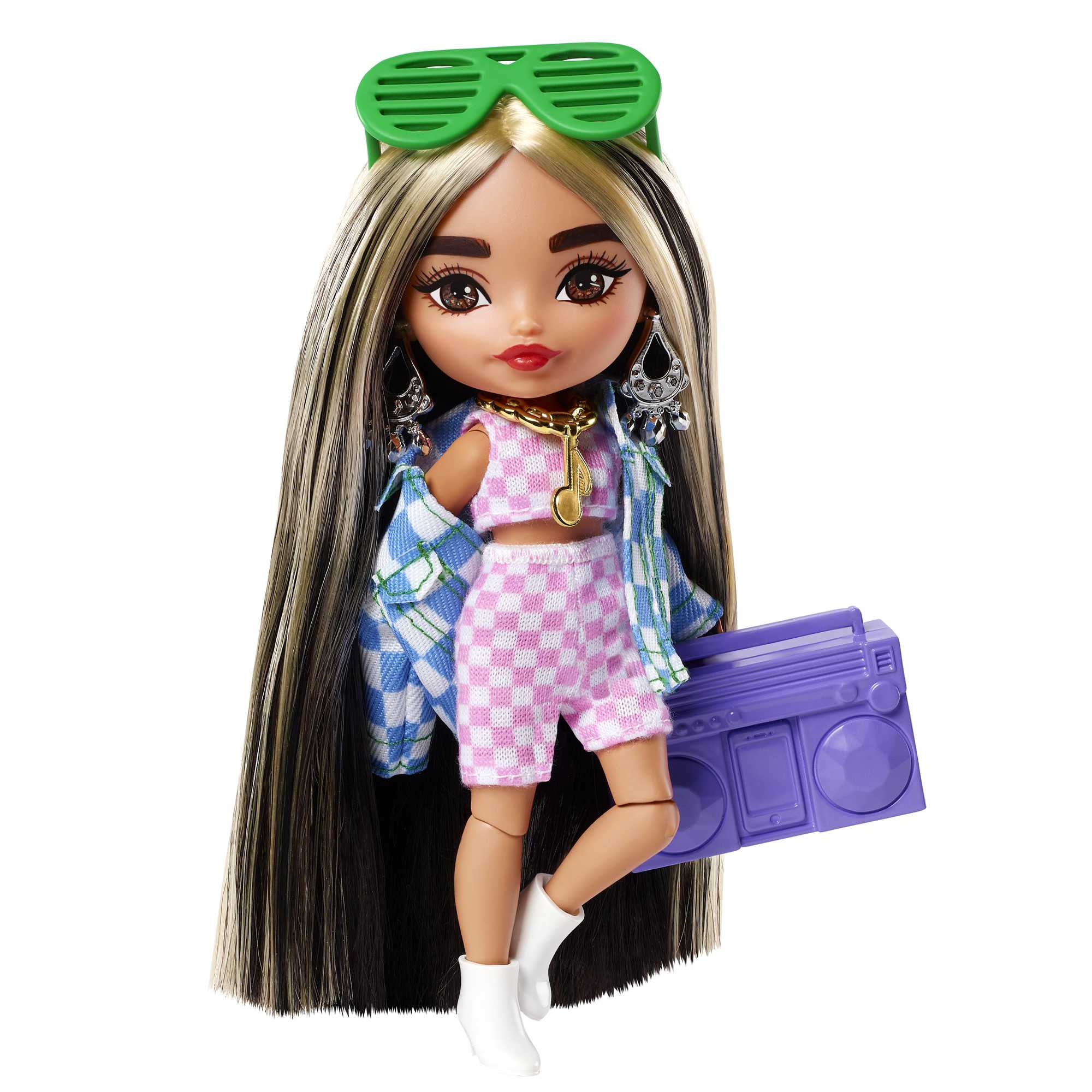 Eine Modepuppe mit langem Haar, Sonnenbrille, Ohrringen, bauchfreiem Top, Shorts und einer Boombox.