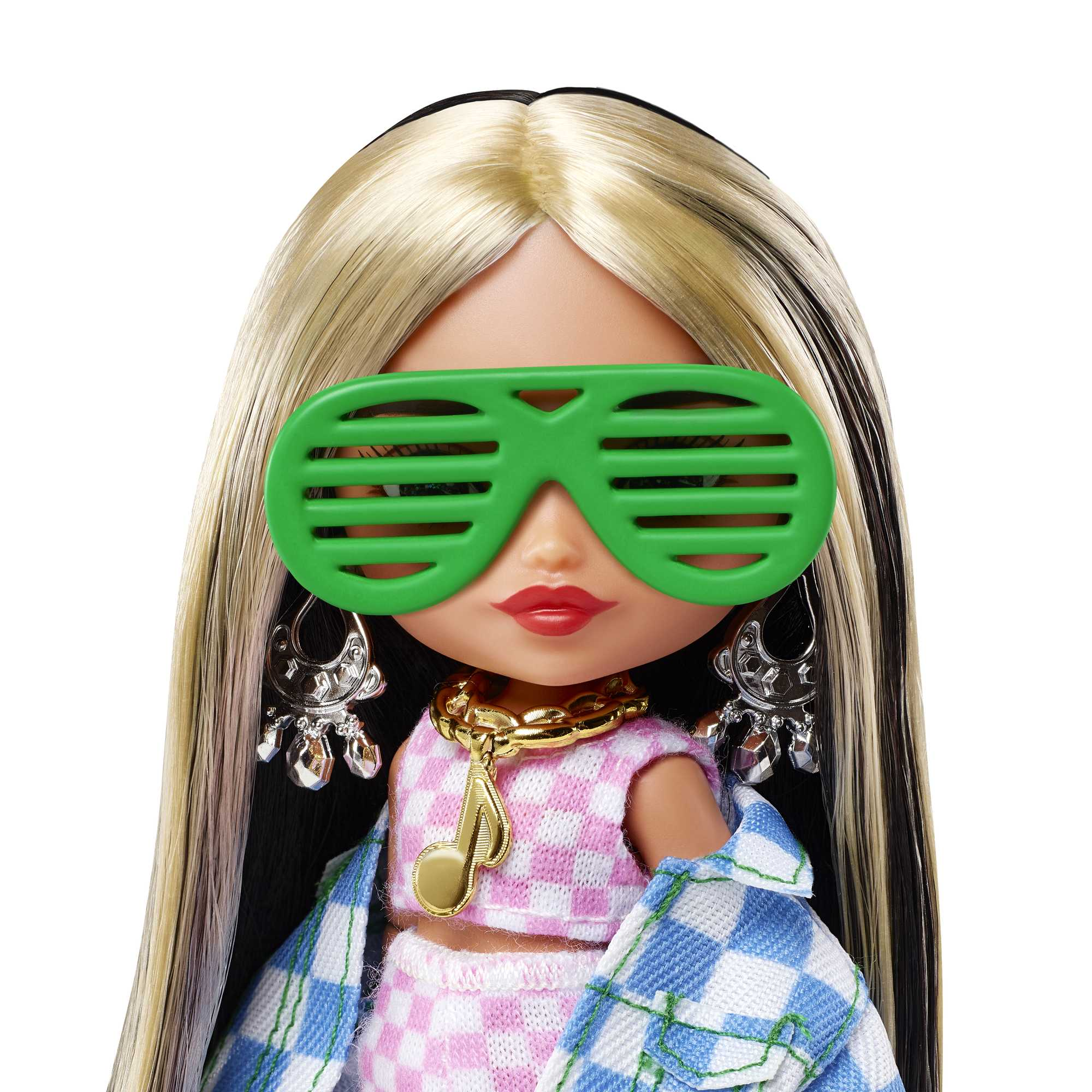 Eine Puppe mit grüner Sonnenbrille, Ohrringen und Kette, trägt kariertes Hemd.