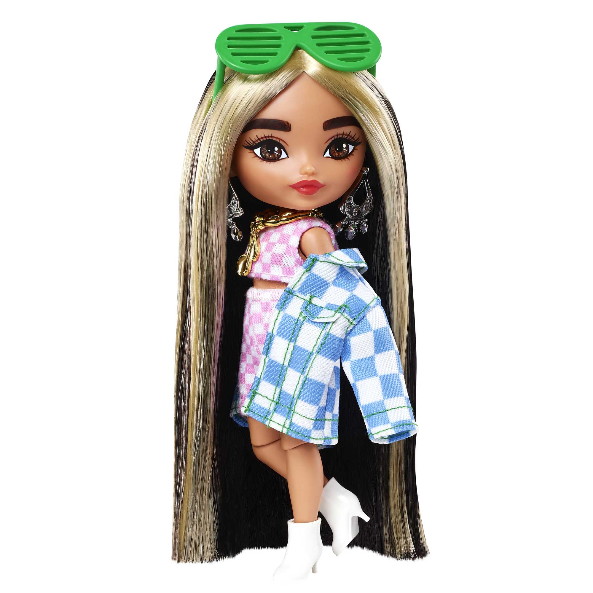 Eine Puppe mit langem, blondem Haar und einem karierten Outfit, die eine grüne Sonnenbrille trägt.