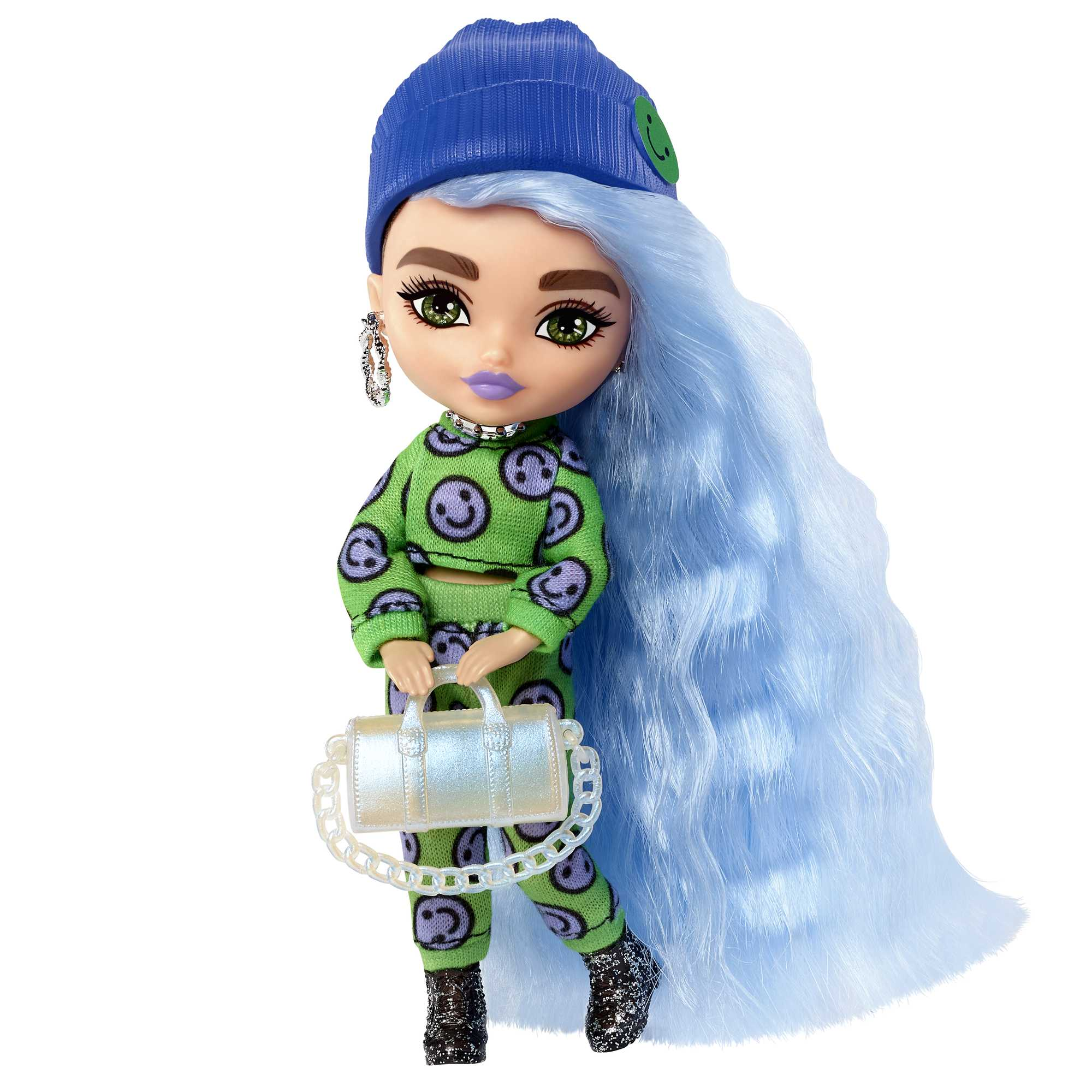 Eine Puppe mit blauen Haaren, die grüne Kleidung mit Smiley-Gesichtern trägt und eine Tasche trägt.