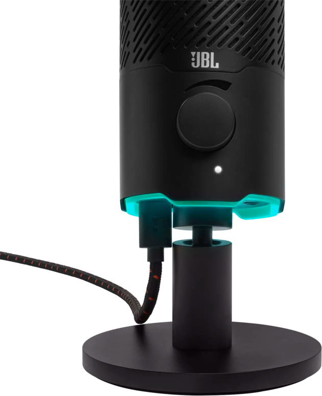 Fekete JBL mikrofon állványon. Egy kábel és egy fény látható.