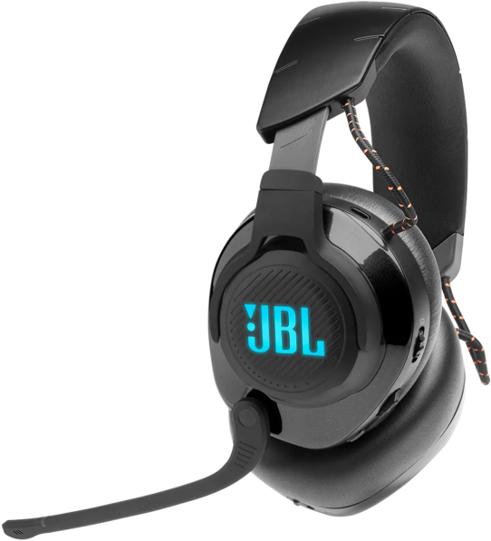 Egy fekete JBL gaming headset mikrofonnal. A fülkagylón lévő logó kék színnel világít.