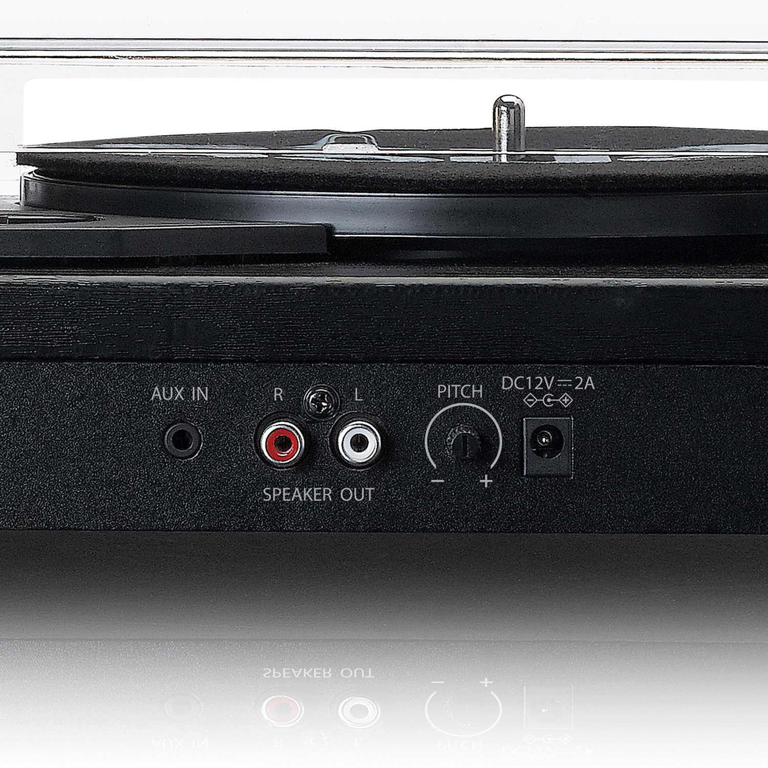 Close-up van het achterpaneel van een platenspeler met poorten voor audio-ingangen en stroom.