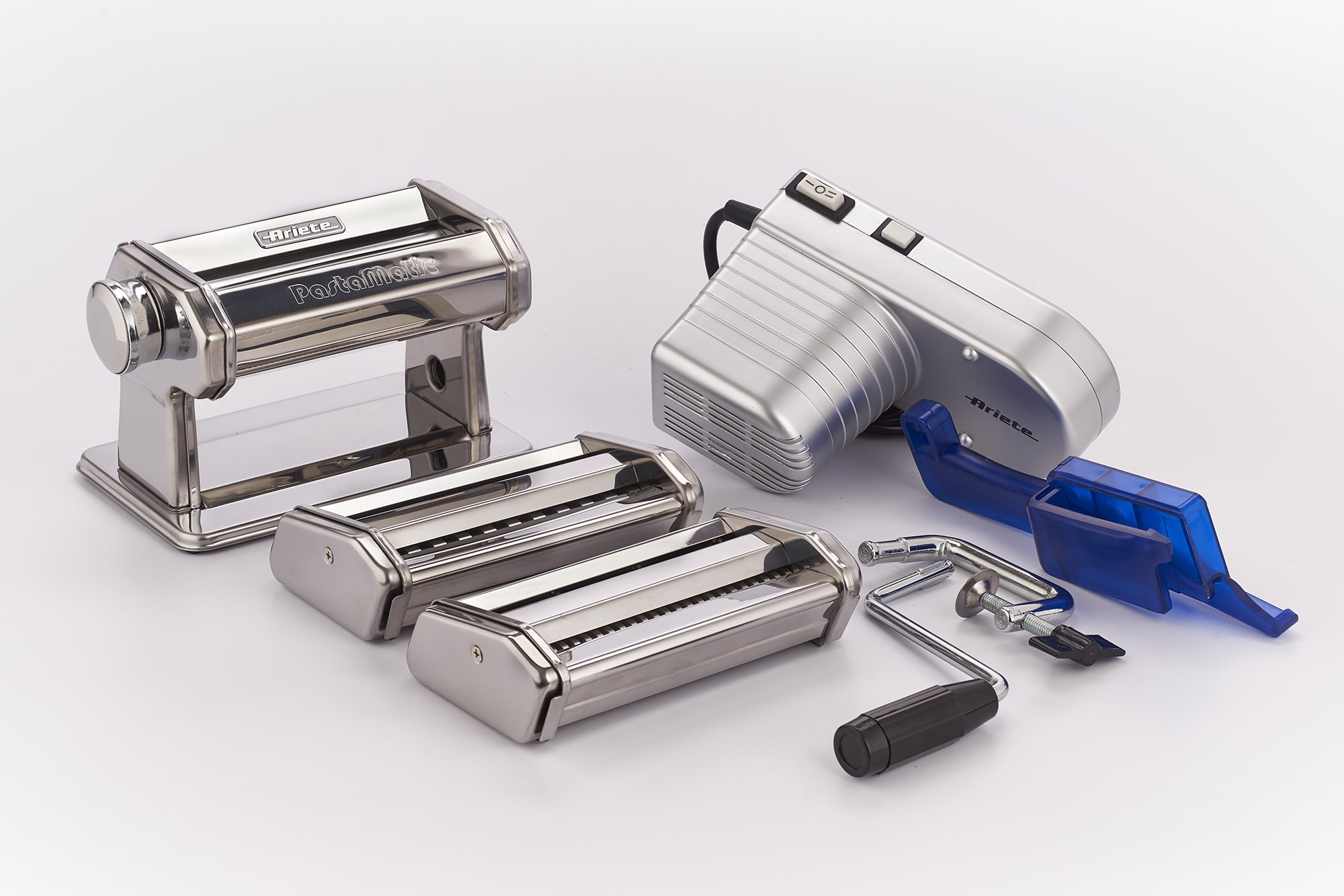 Macchina per pasta con accessori, acciaio inox, argento e blu su sfondo bianco.