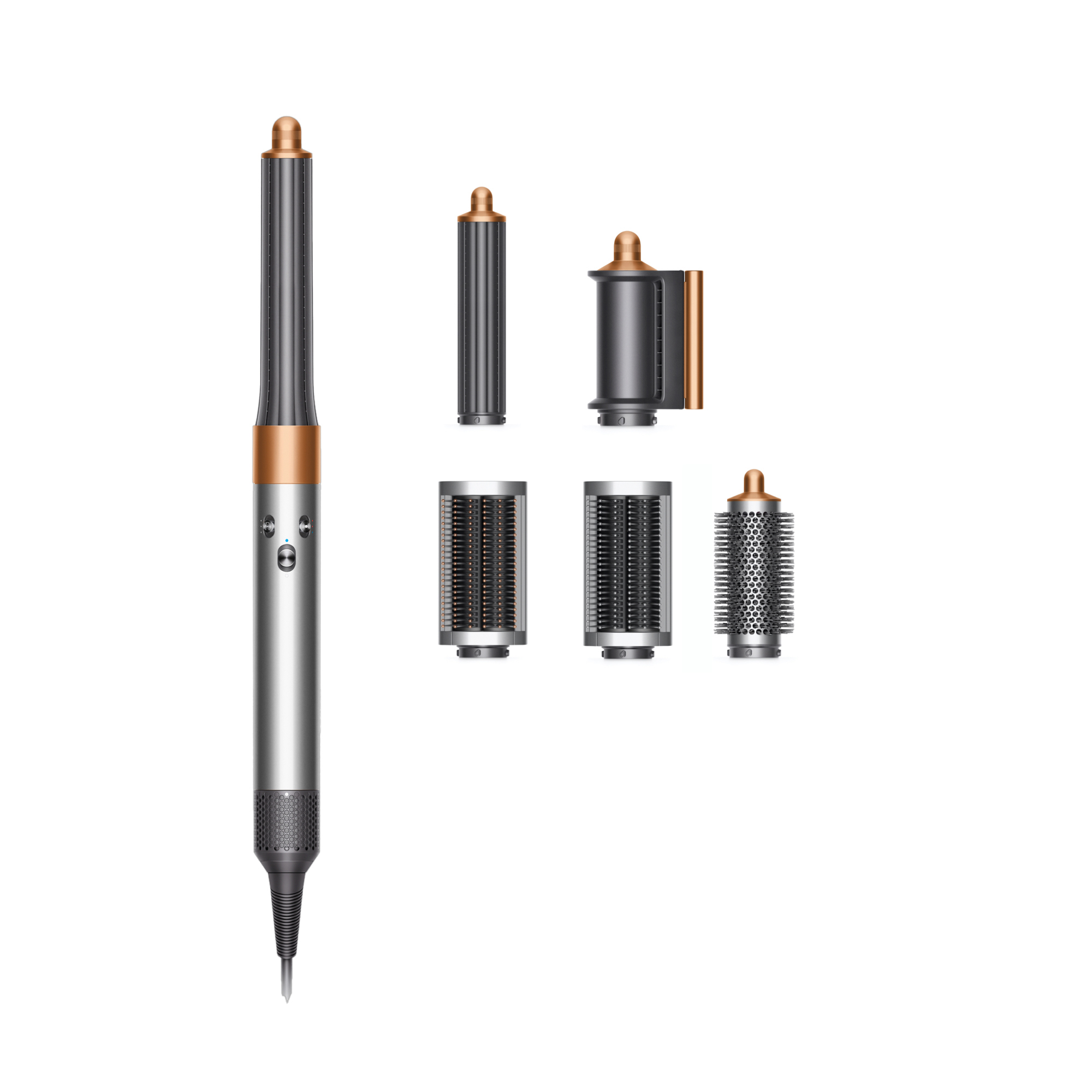 Ein silberner und kupferfarbener Haartrockner mit Aufsätzen auf weißem Hintergrund.