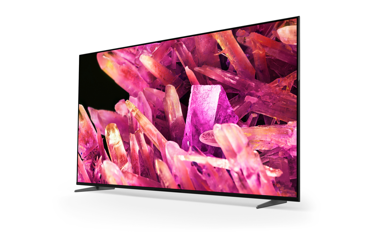 Pantalla de TV grande con una exhibición de arte abstracto de cristal rosa.