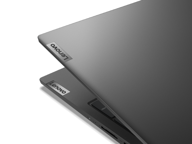Primer plano de portátil, Lenovo gris con dos pegatinas de logotipo, parcialmente abierto.