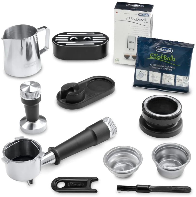 Diverses pièces de machine à café: pichet à lait, porte-filtre et produits détartrants, sur une table blanche.