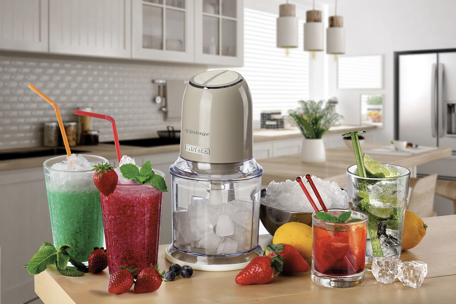 Eine Küchenszene mit Cocktails, einem Mixer und frischen Zutaten.