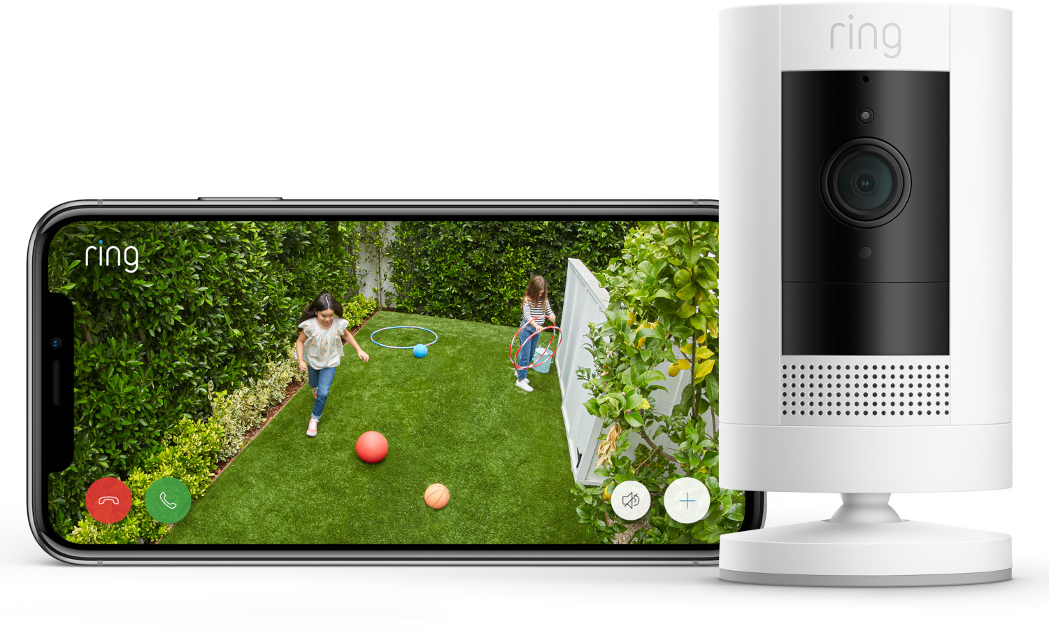 Caméra de sécurité Ring blanche. Affiche un écran de téléphone avec des enfants qui jouent. Pelouse verte et une maison.