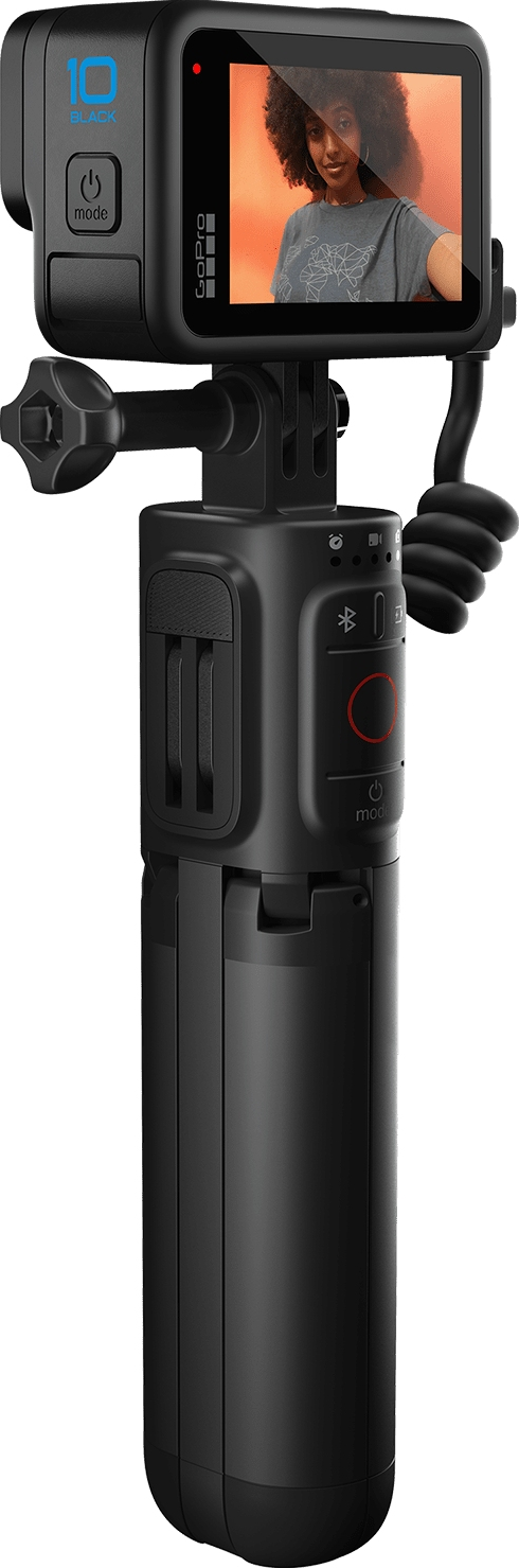 Eine schwarze GoPro-Kamera mit Display und Stativgriff wird in der Hand gehalten.