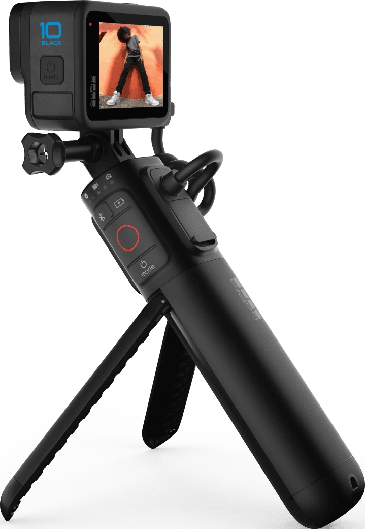 Schwarze GoPro-Kamera auf einem stativartigen Ständer. Der Bildschirm zeigt eine Person.
