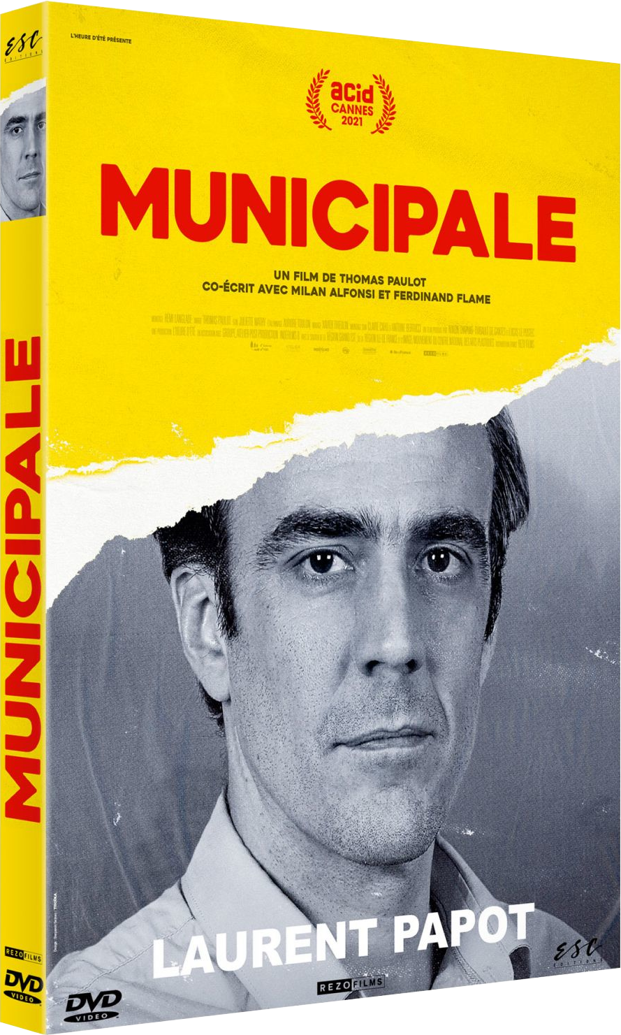 Pochette de DVD pour Municipale. Le visage d'un homme est au centre, avec un fond jaune et une vue latérale.