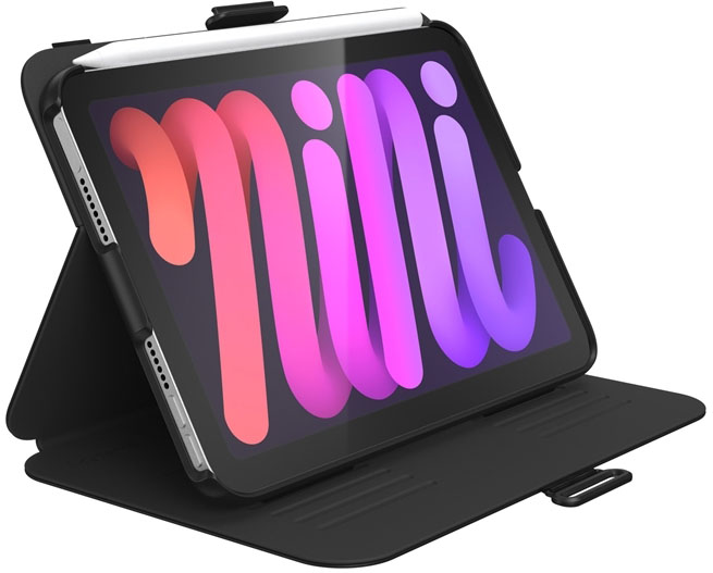 Egy iPad mini fekete tokban, a toll rögzítve és a fedél nyitva.