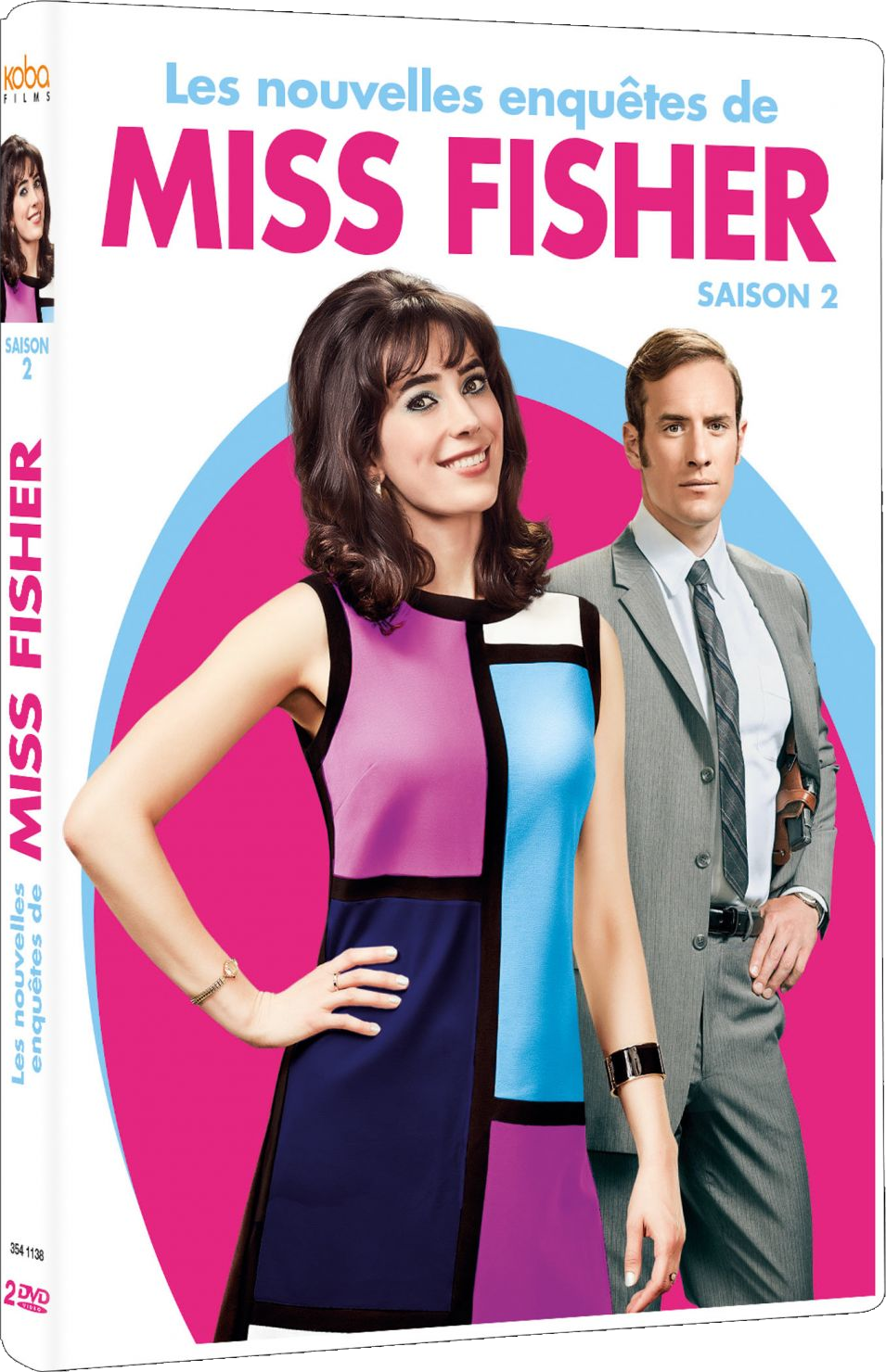 Couverture DVD: Miss Fisher en robe colorée, avec un homme en costume, fond rose et bleu.