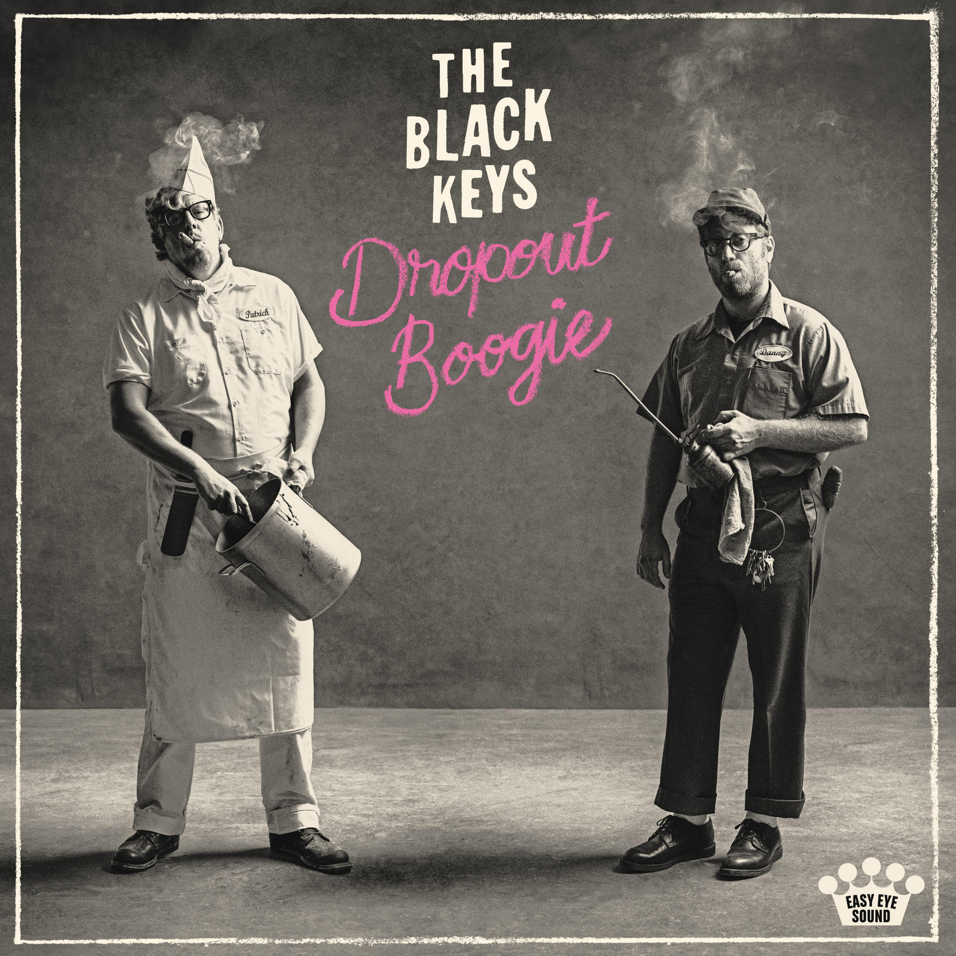 A The Black Keys, Dropout Boogie album borítója. Két férfi áll egy stúdióban, dohányoznak.