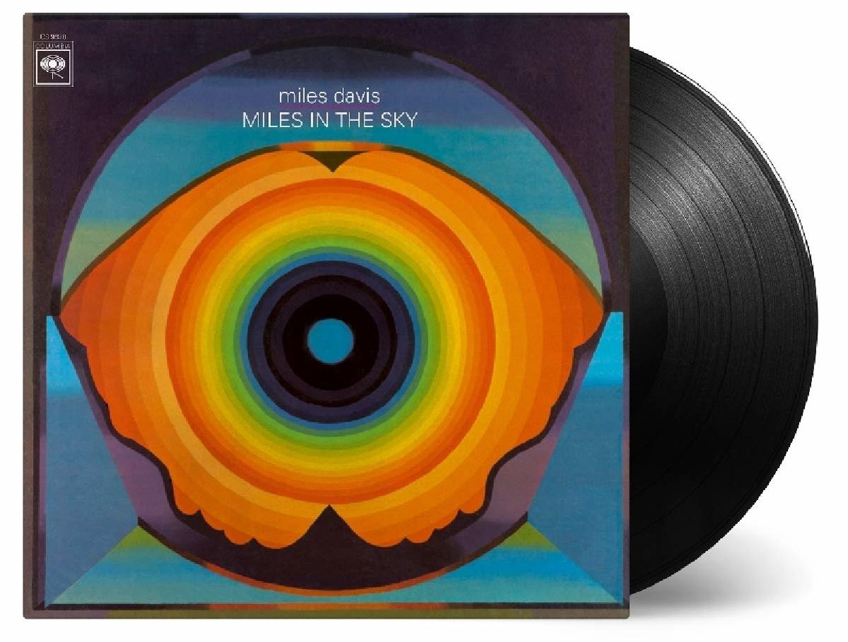 Miles Davis, Miles in the Sky album borítója, színes absztrakt művészettel.