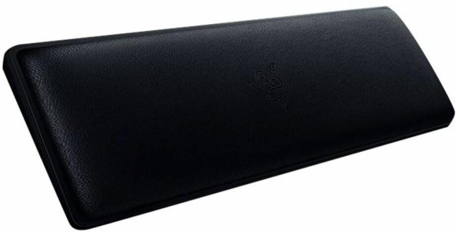 Ein schwarzes Razer-Mauspad mit dem Razer-Logo, abgewinkelt auf weißem Hintergrund.