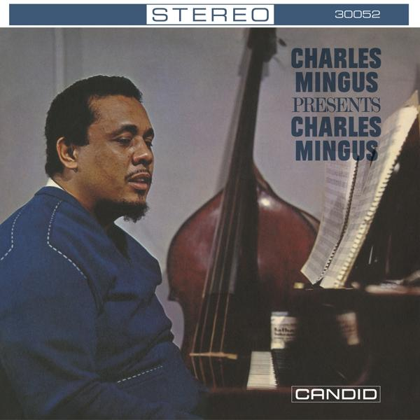 Charles Mingus album borítója, fekete férfival, kék öltönyben, nagybőgővel a háttérben.