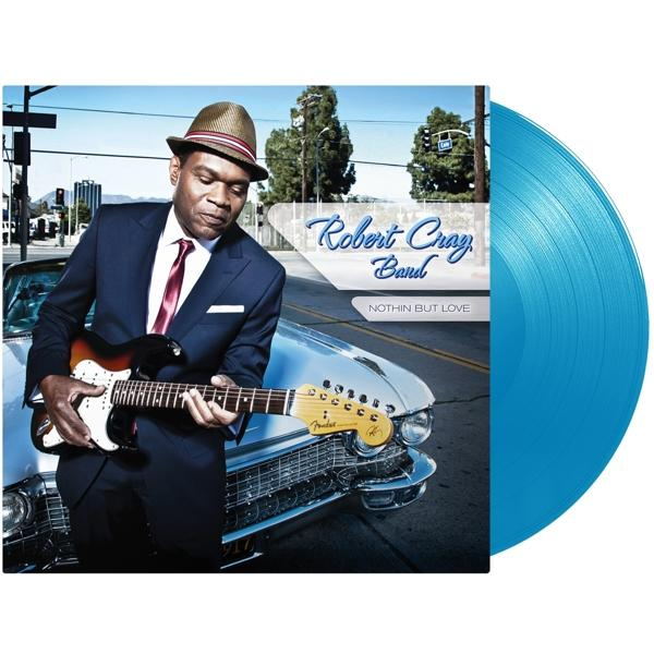 Album borító: Robert Cray Band, "Nothin But Love". Egy öltönyös férfi gitárral egy régi autó mellett.
