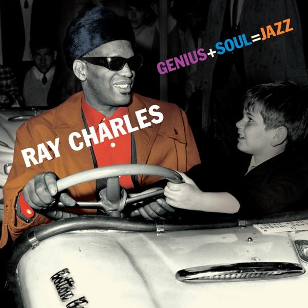 Ray Charles egy gyerekkel egy játékautóban, mosolyogva. Szöveg: Genius + Soul = Jazz. Fekete-fehér háttér.
