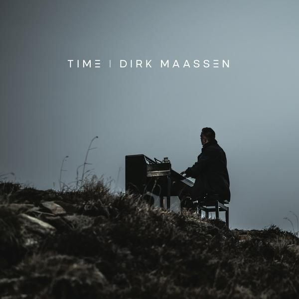 Egy férfi zongorázik egy dombon drámai égbolt alatt. Szöveg: TIME DIRK MAASSEN.