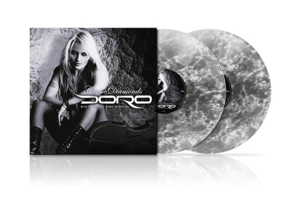 A „Classic Diamonds” című Doro-album borítója. Doro ül. Két bakelit lemez van a borító mellett.