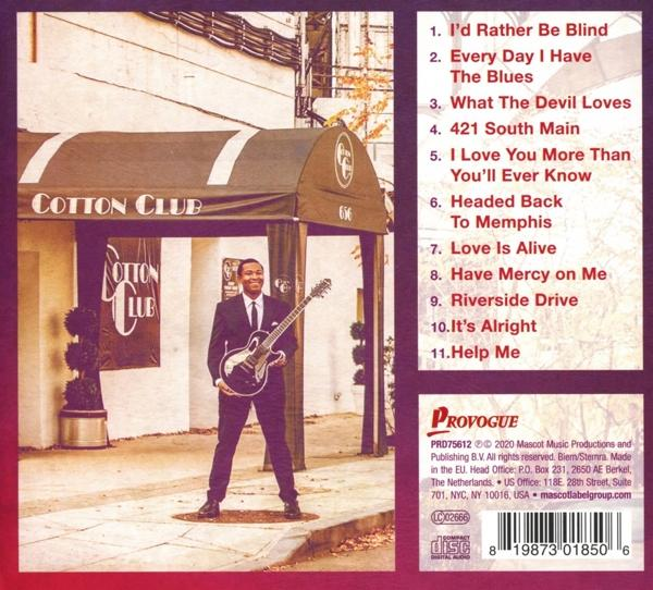 CD borító egy férfival, aki gitárt tart a "Cotton Club" előtt. A jobb oldalon a dalok listája.