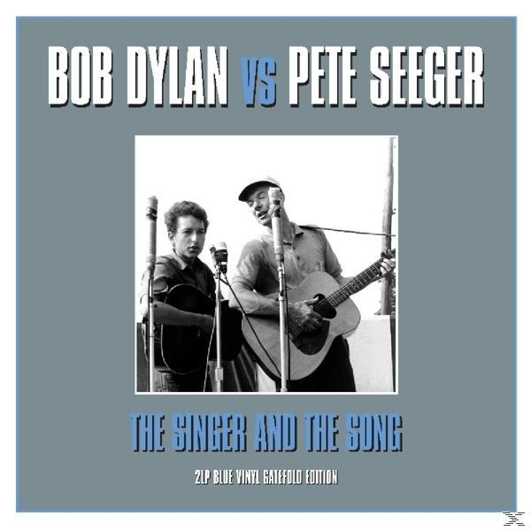 Album borító Bob Dylan-nel és Pete Seeger-rel. Szöveg: 'BOB DYLAN vs PETE SEEGER', 'THE SINGER AND THE SONG'.