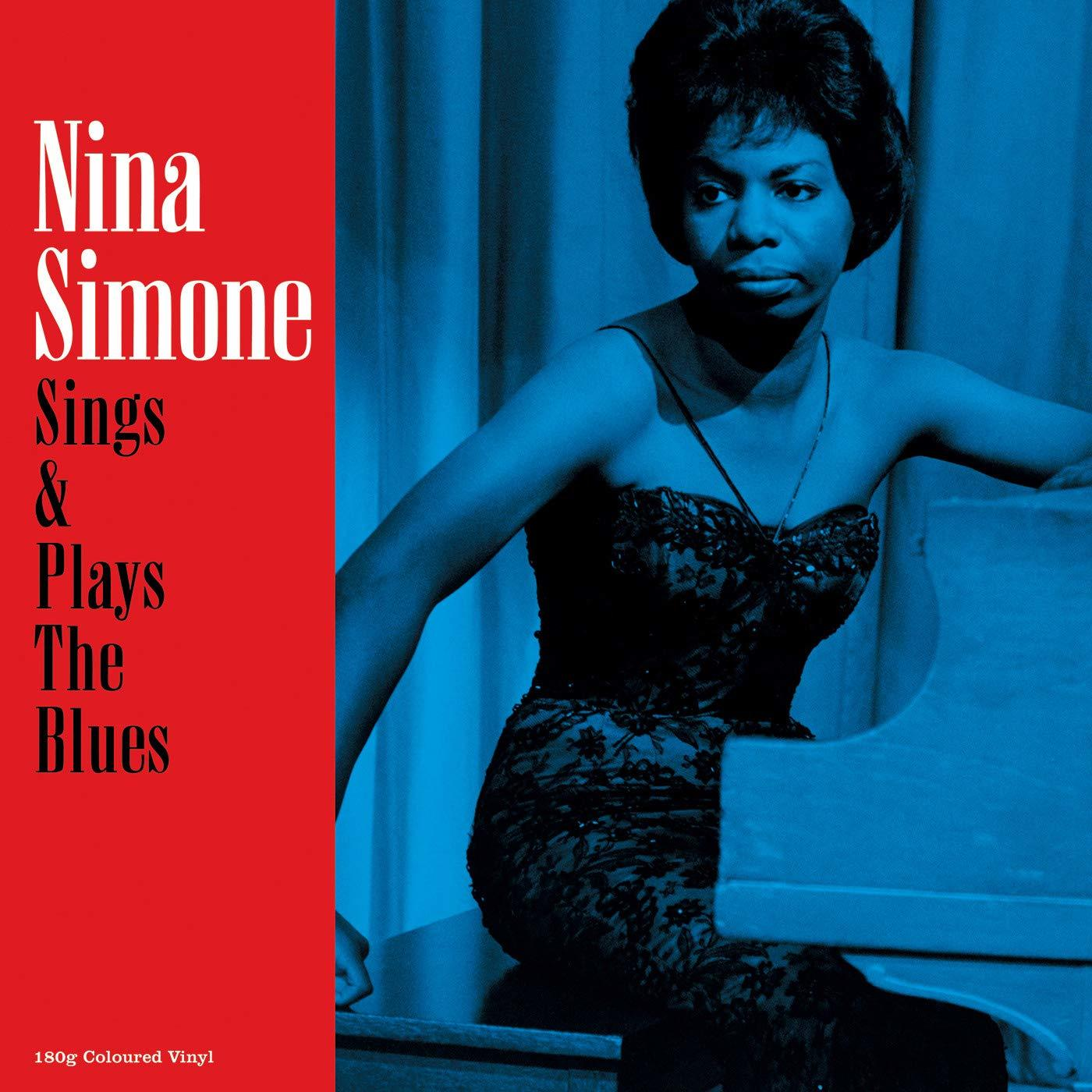 Nina Simone album borítója. Kék ruhában, színpadon zongorával, piros háttérrel. A cím látható.