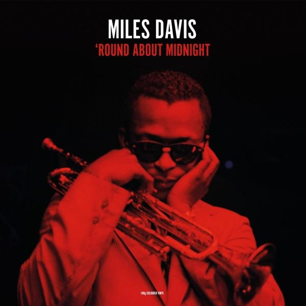 Miles Davis album borítója. Felfogja a trombitáját és napszemüveget visel. Piros háttér.